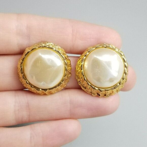 Vintage Sarah Coventry Faux Pearl and Gold Tone Stud Earrings, 80s Style, Estate - Picture 6 of 7